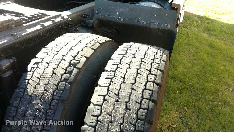 image for item DA4403 2005 Volvo VNL semi truck