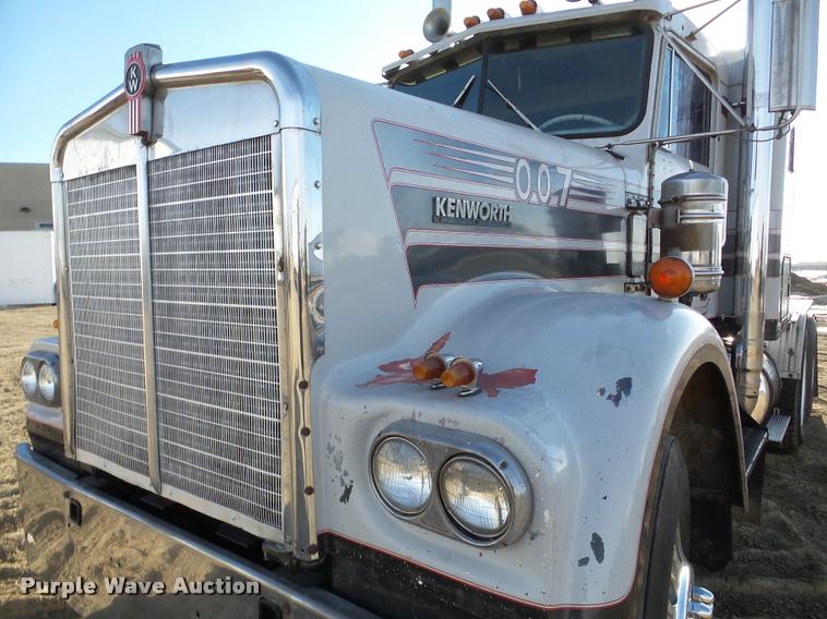 image for item DA7318 1981 Kenworth W900A semi truck