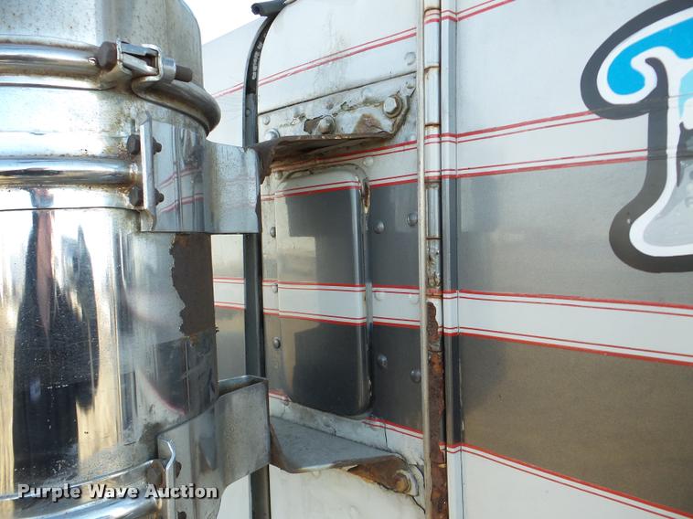 image for item DA7318 1981 Kenworth W900A semi truck