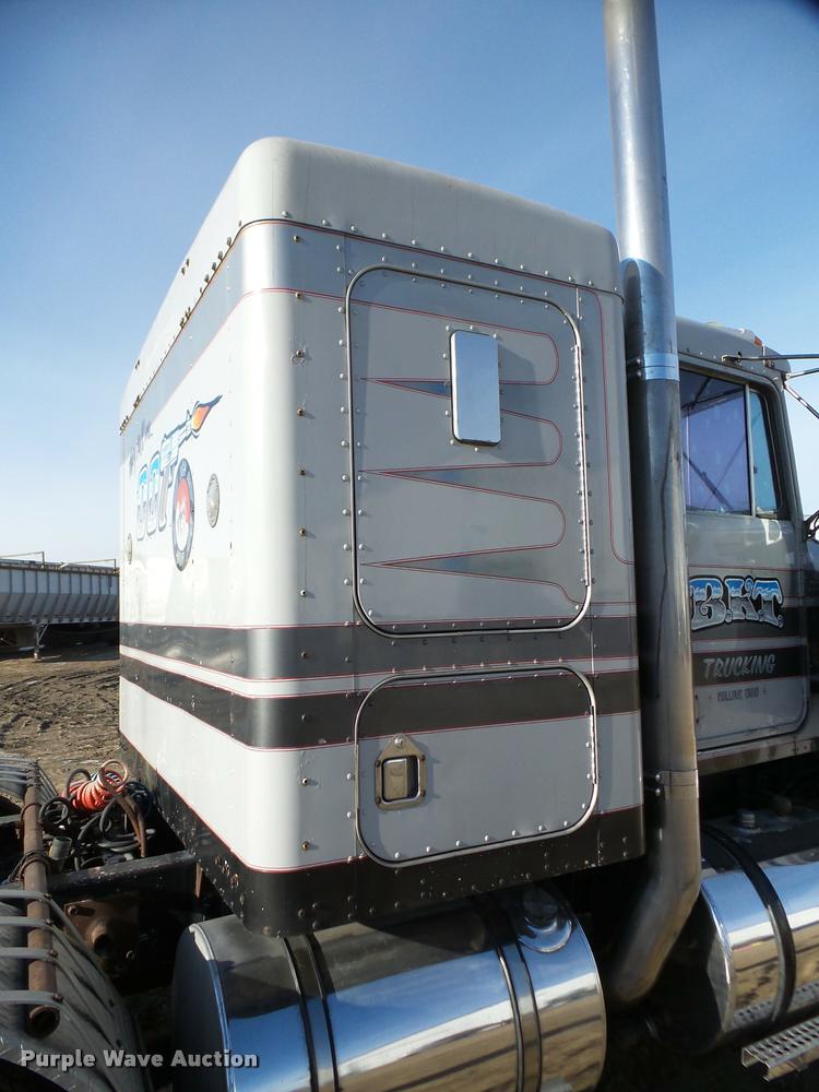 image for item DA7318 1981 Kenworth W900A semi truck