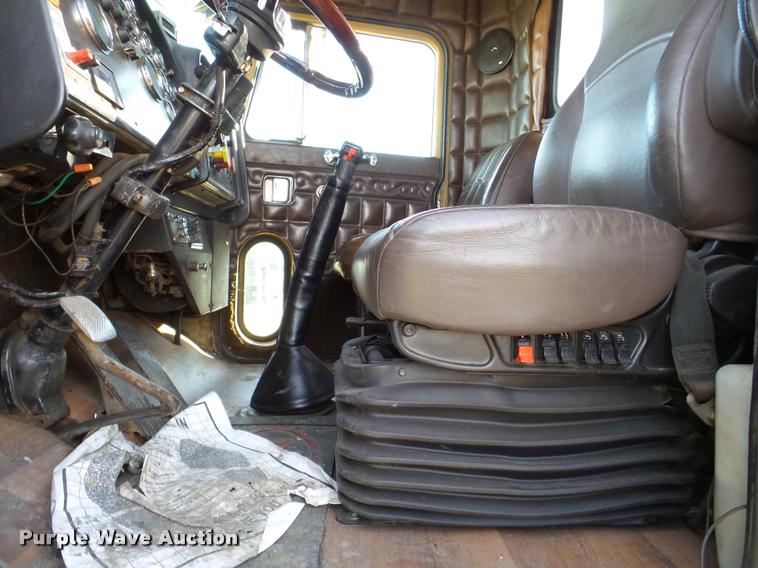 image for item DA7319 1978 Peterbilt 359M19 semi truck