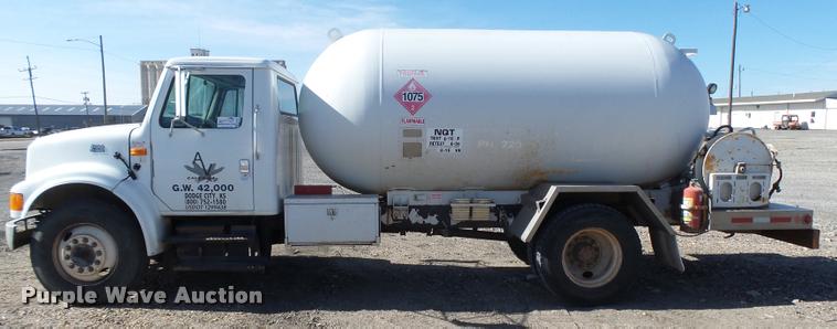 image for item DB1887 2001 International 4700 propane fuel truck