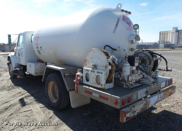 image for item DB1887 2001 International 4700 propane fuel truck