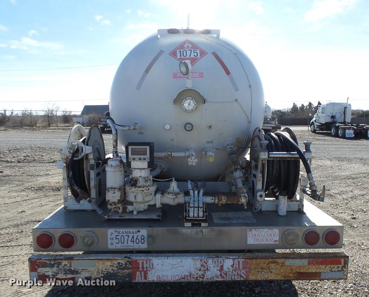 image for item DB1887 2001 International 4700 propane fuel truck
