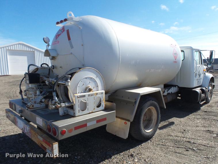 image for item DB1887 2001 International 4700 propane fuel truck
