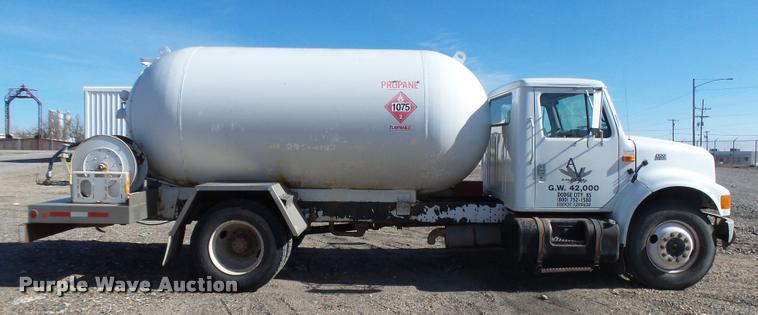 image for item DB1887 2001 International 4700 propane fuel truck