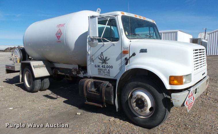 image for item DB1887 2001 International 4700 propane fuel truck