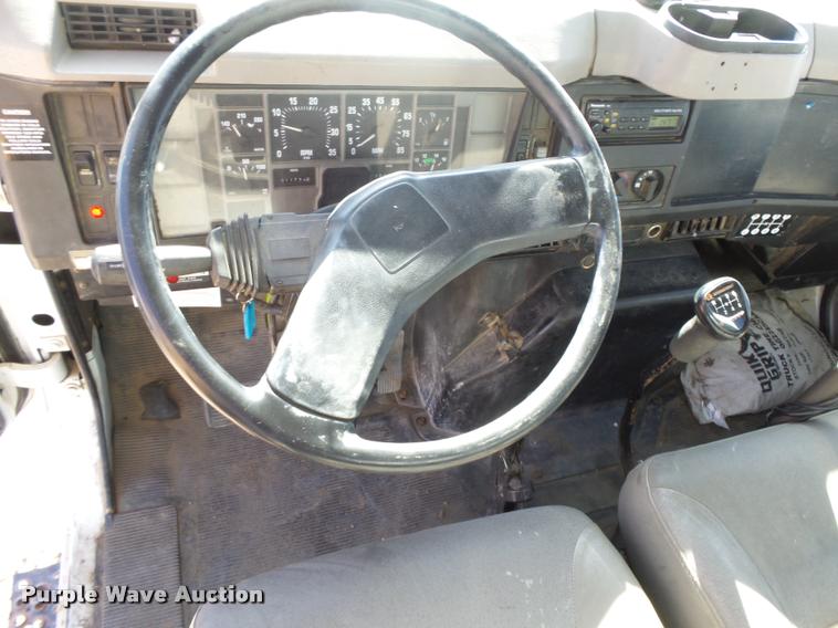 image for item DB1887 2001 International 4700 propane fuel truck