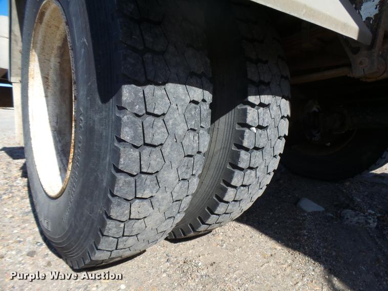 image for item DB1887 2001 International 4700 propane fuel truck