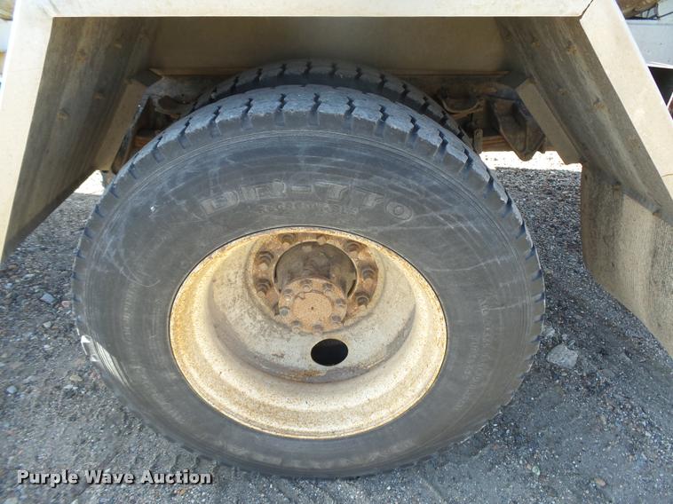 image for item DB1887 2001 International 4700 propane fuel truck