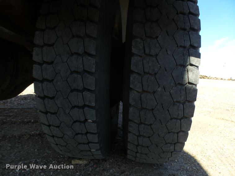 image for item DB1887 2001 International 4700 propane fuel truck