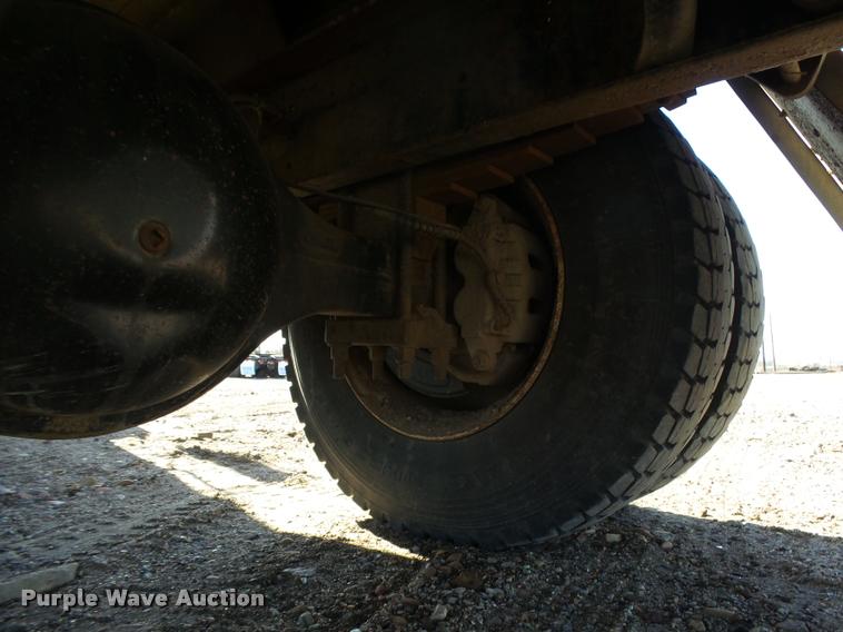 image for item DB1887 2001 International 4700 propane fuel truck