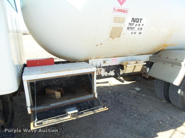 image for item DB1887 2001 International 4700 propane fuel truck