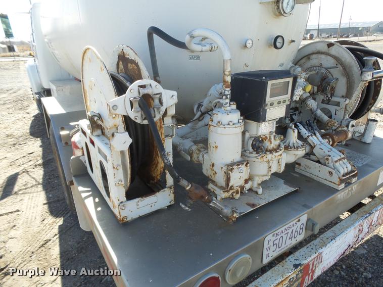 image for item DB1887 2001 International 4700 propane fuel truck