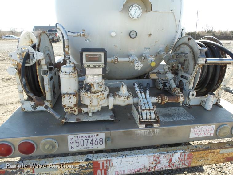 image for item DB1887 2001 International 4700 propane fuel truck