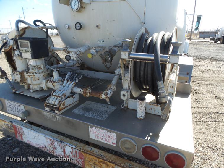 image for item DB1887 2001 International 4700 propane fuel truck