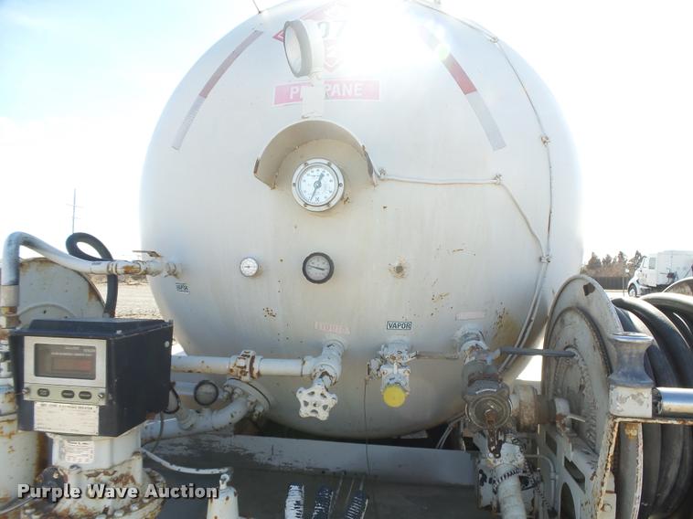 image for item DB1887 2001 International 4700 propane fuel truck