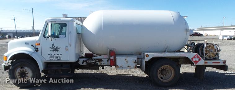 image for item DB1888 2001 International 4700 propane fuel truck
