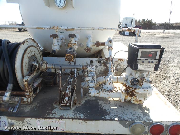 image for item DB1888 2001 International 4700 propane fuel truck