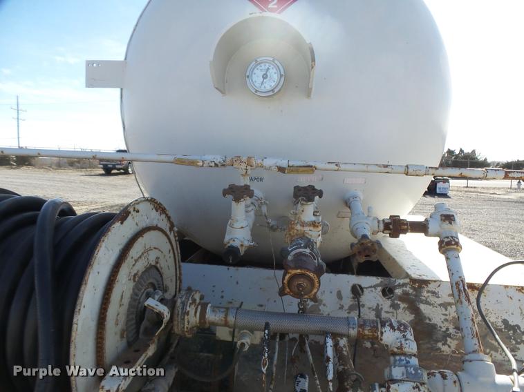 image for item DB1888 2001 International 4700 propane fuel truck