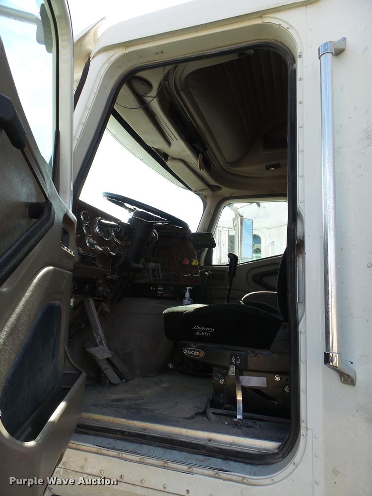 image for item DB2358 2007 International 9400i semi truck