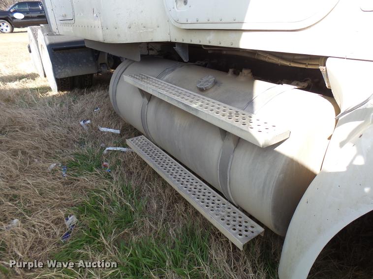 image for item DB2358 2007 International 9400i semi truck