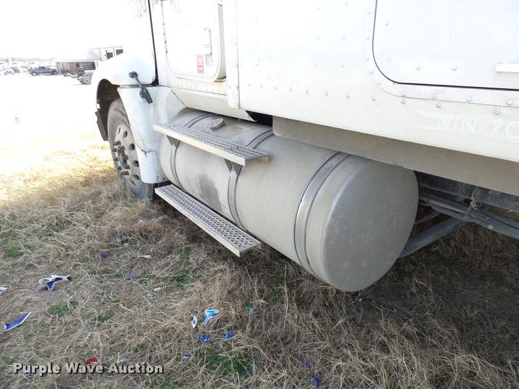 image for item DB2358 2007 International 9400i semi truck