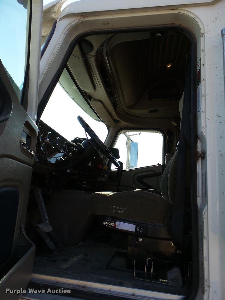 image for item DB2359 2007 International 9400i semi truck