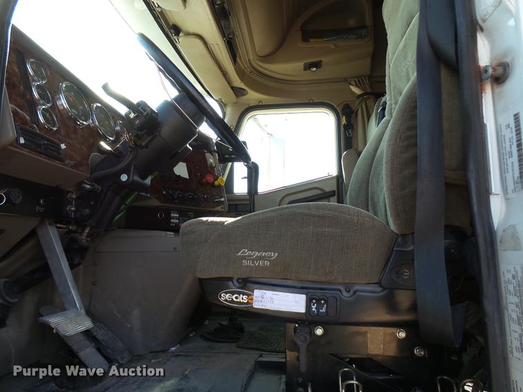 image for item DB2359 2007 International 9400i semi truck