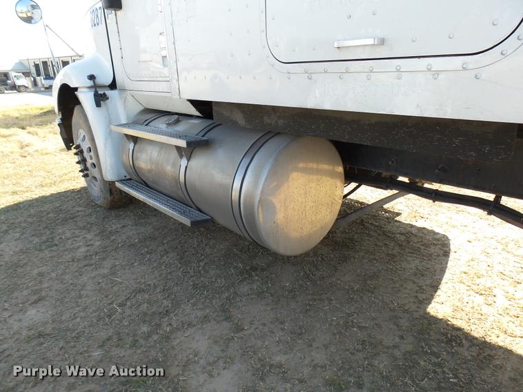 image for item DB2359 2007 International 9400i semi truck