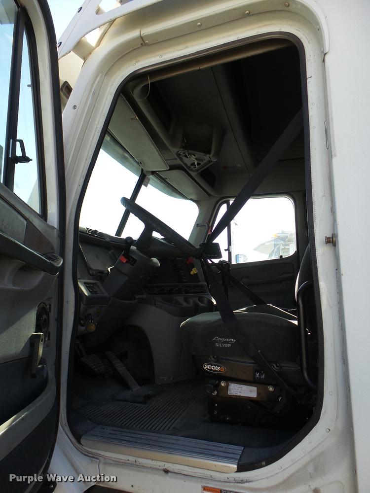 image for item DB2360 2004 Freightliner Columbia semi truck