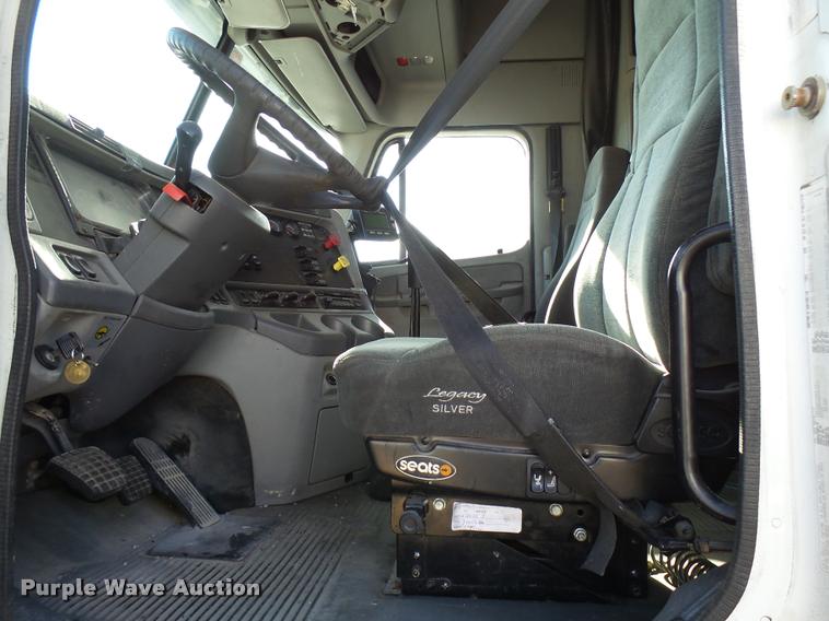 image for item DB2360 2004 Freightliner Columbia semi truck