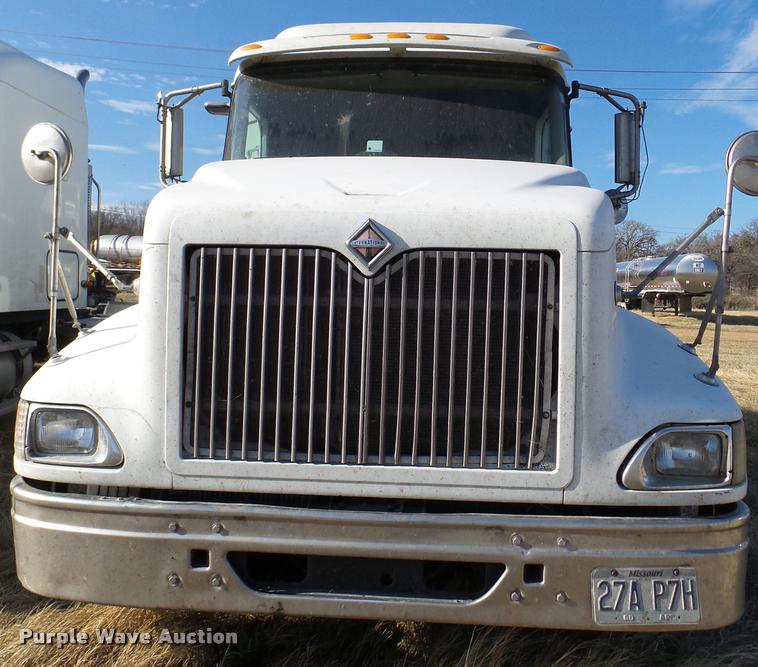 image for item DB2361 2006 International 9400i semi truck