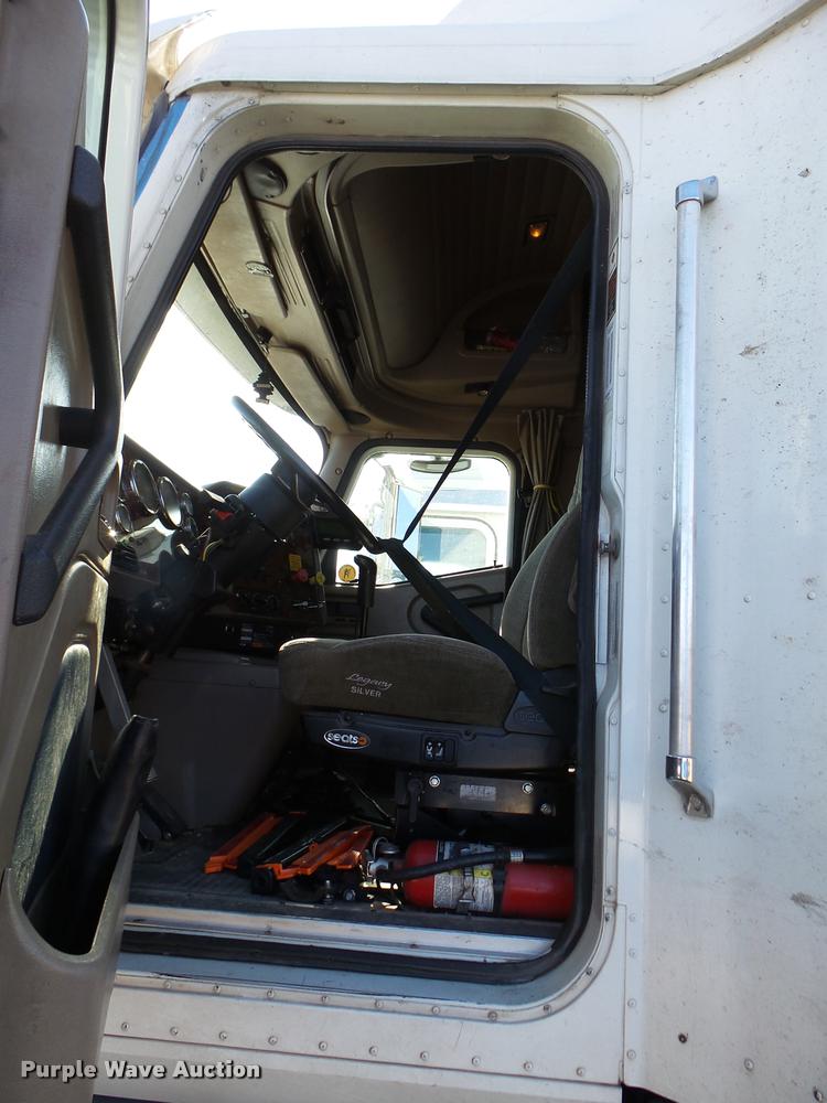 image for item DB2361 2006 International 9400i semi truck