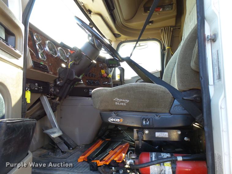 image for item DB2361 2006 International 9400i semi truck