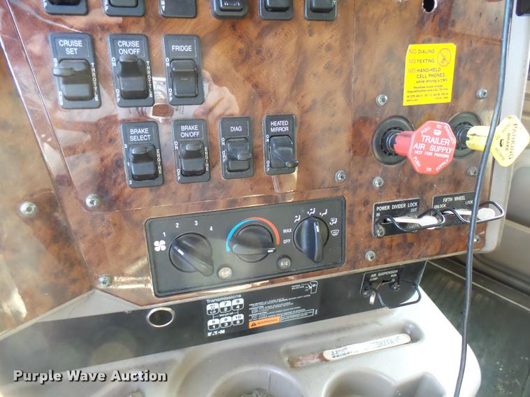 image for item DB2361 2006 International 9400i semi truck