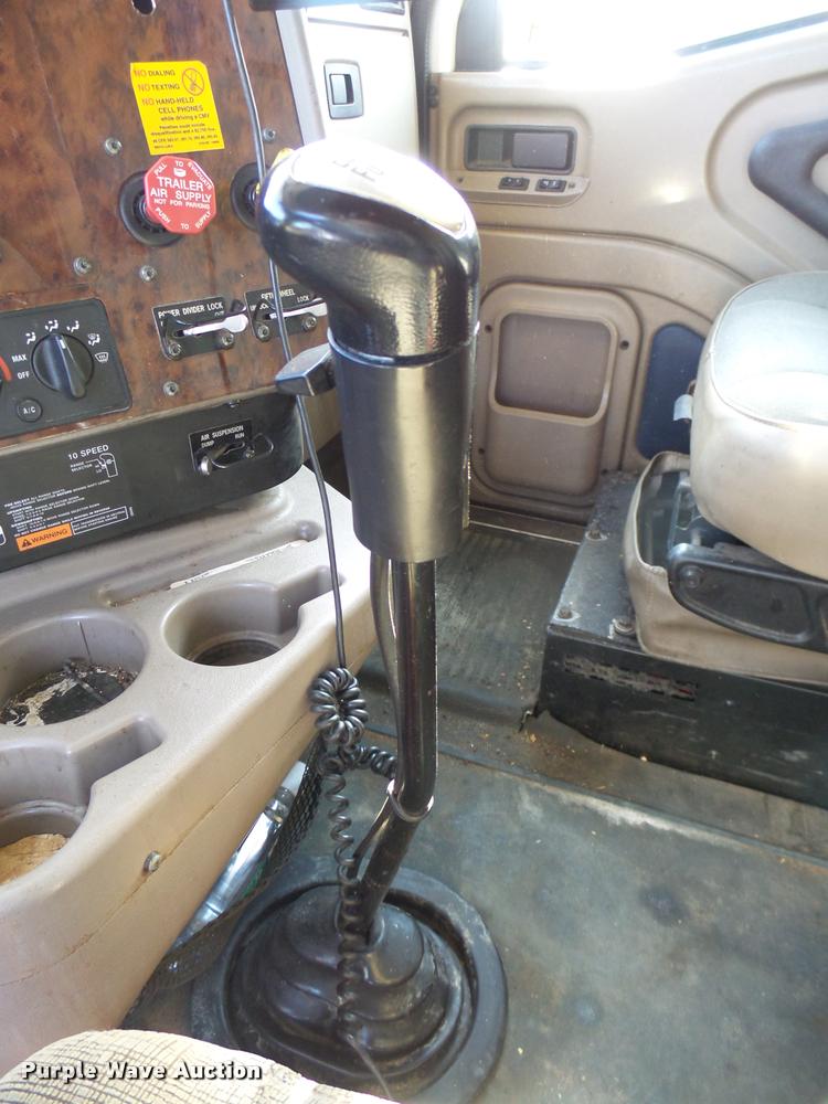 image for item DB2361 2006 International 9400i semi truck