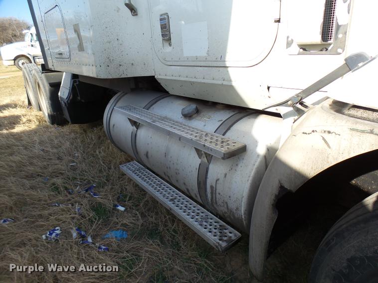 image for item DB2361 2006 International 9400i semi truck