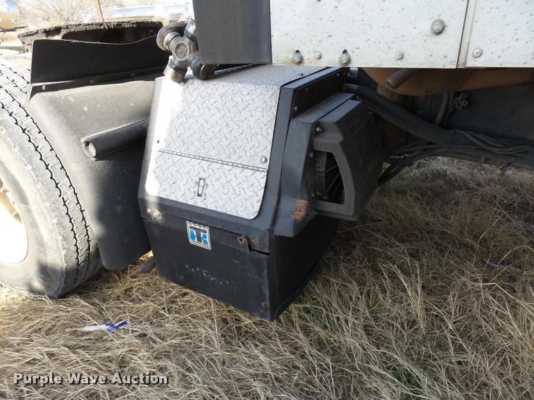 image for item DB2361 2006 International 9400i semi truck