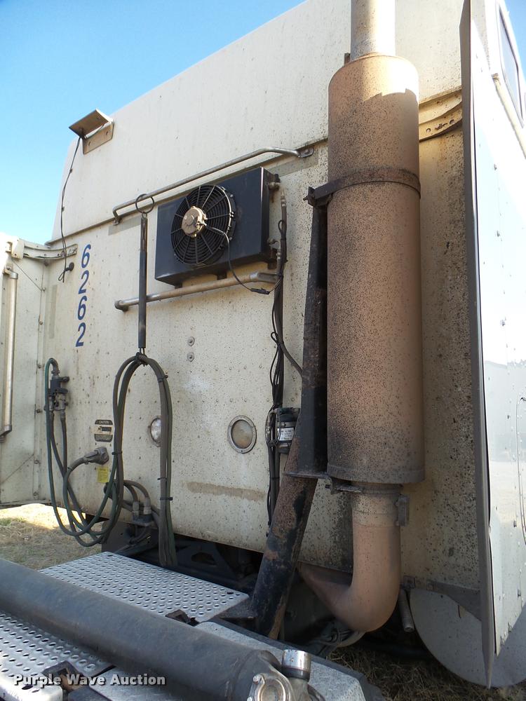 image for item DB2361 2006 International 9400i semi truck