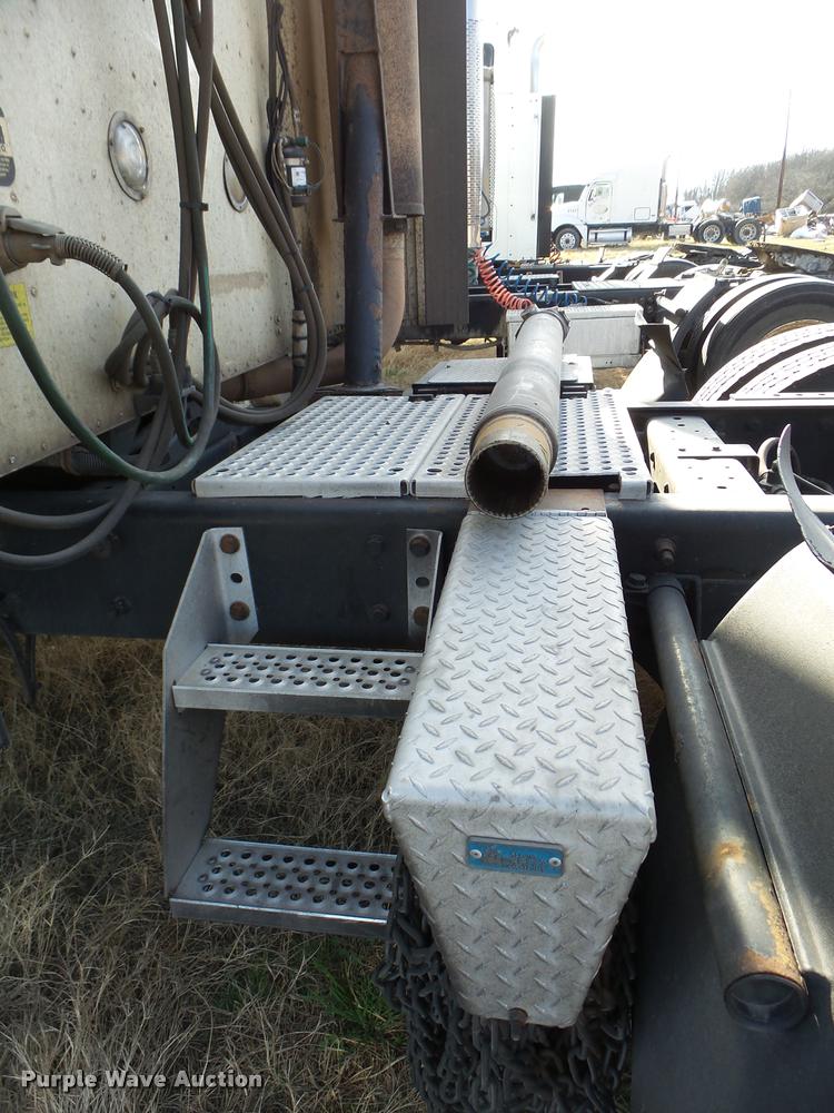 image for item DB2361 2006 International 9400i semi truck