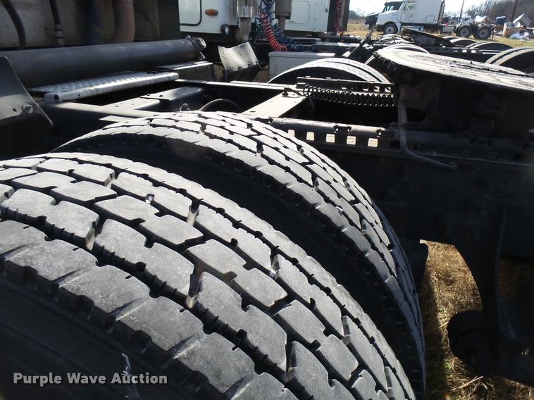 image for item DB2361 2006 International 9400i semi truck