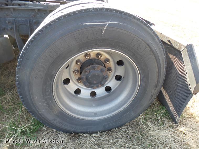 image for item DB2361 2006 International 9400i semi truck