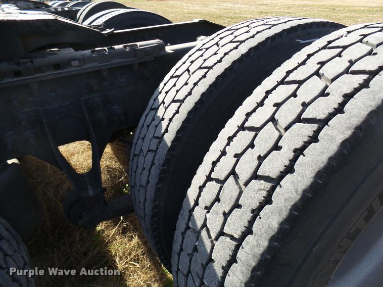 image for item DB2361 2006 International 9400i semi truck