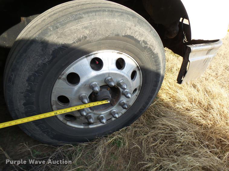 image for item DB2361 2006 International 9400i semi truck