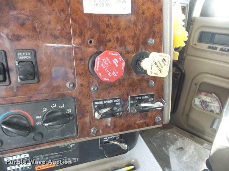 image for item DB2362 2007 International 9400i semi truck