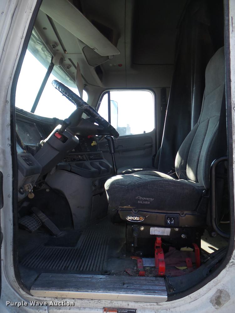 image for item DB2363 2004 Freightliner Columbia semi truck