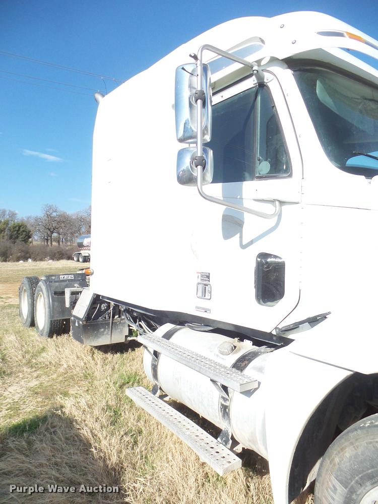 image for item DB2363 2004 Freightliner Columbia semi truck