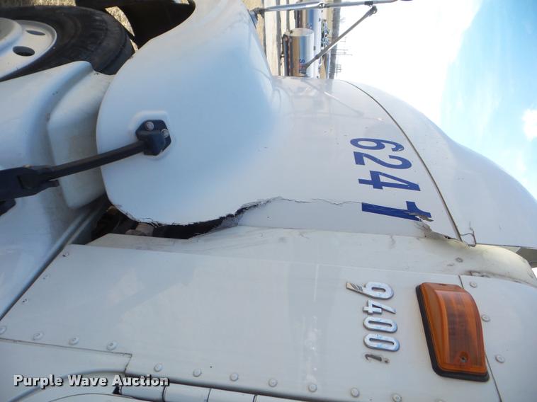 image for item DB2365 2006 International 9400i semi truck