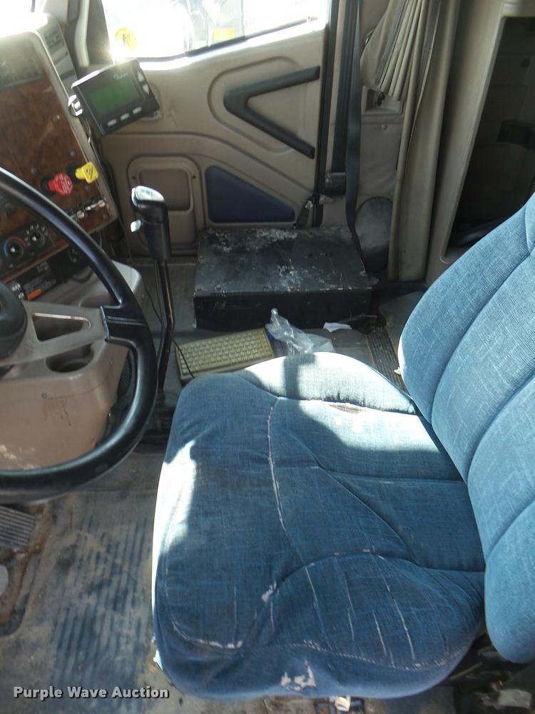 image for item DB2365 2006 International 9400i semi truck